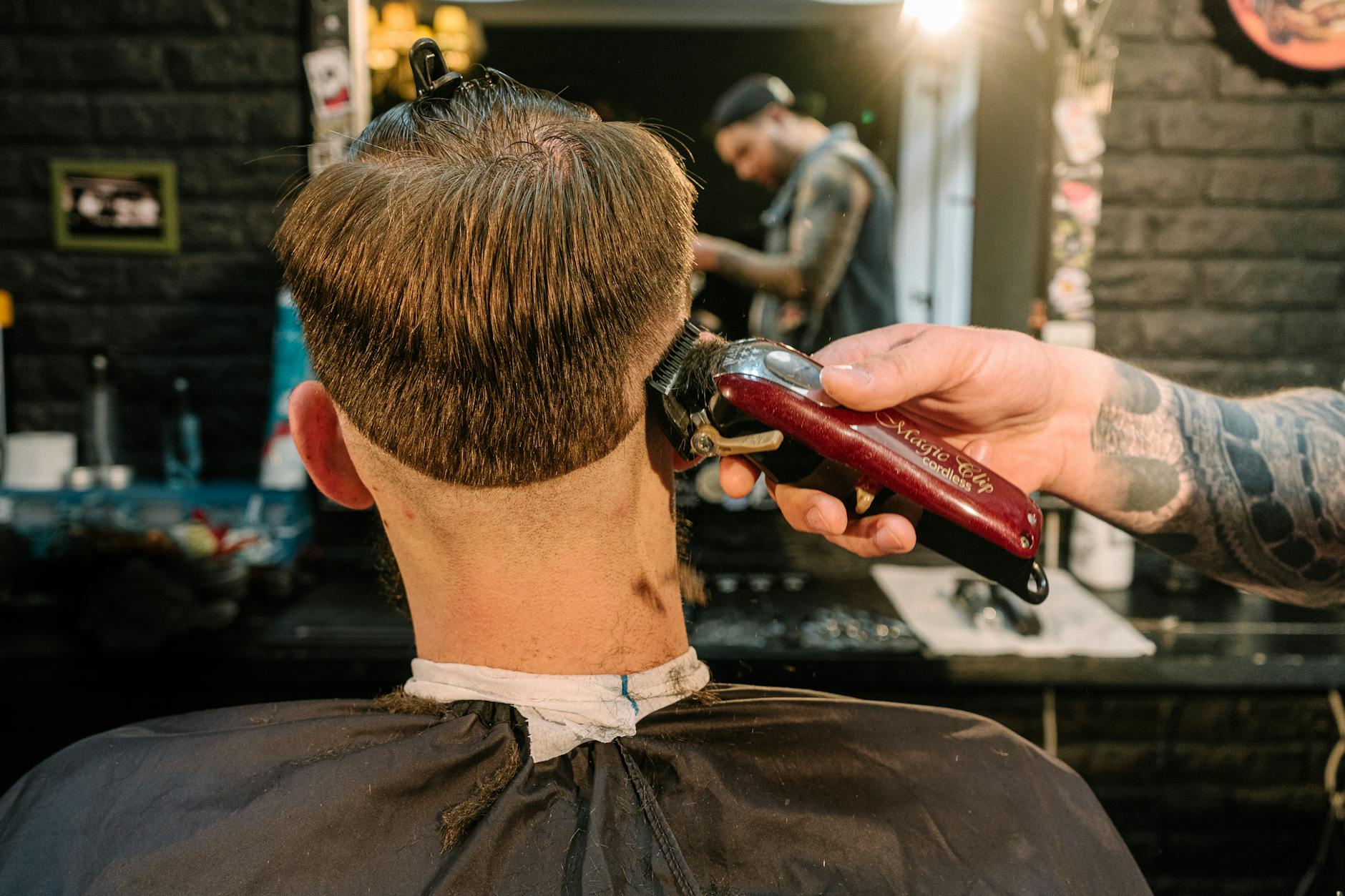 Professioneller Herrenschnitt beim Barbier